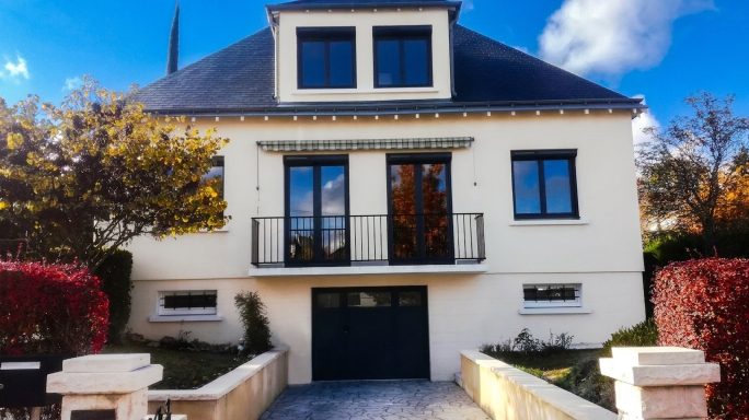 Maison rénovée avec fenêtres et porte de garage en aluminium anthracite, réalisation Lumibaies près de Tours (37)